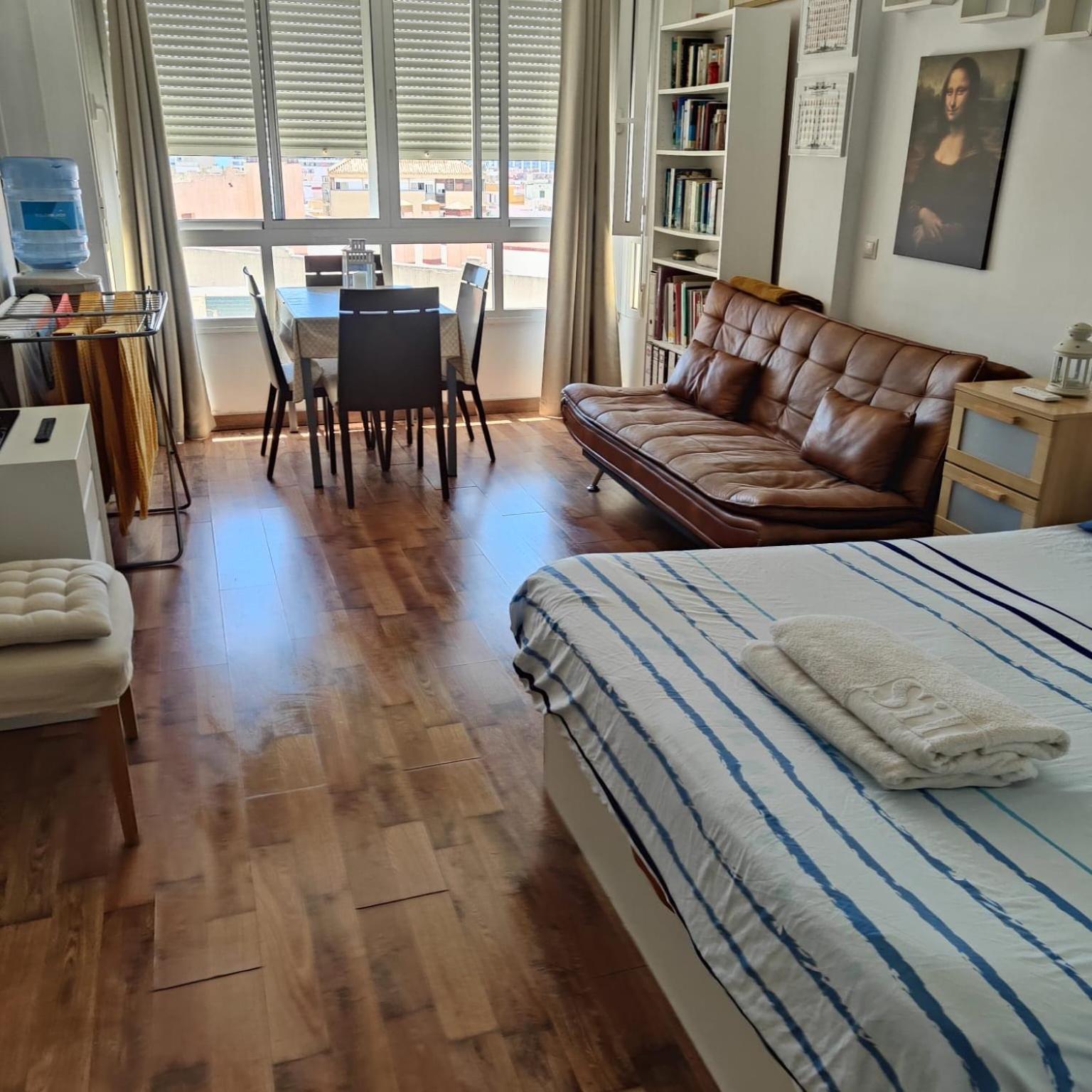 Apartamento Estudio Loft En El Centro Para 3 O 4 Personas Cama Doble Y Sofa Cama Check In A Partir De Las 15 Y 30 Min Pm Y Check Out Hasta Las 11 Y 30 Pm Con Wifi Normalmente No Se Puede Adelantar El Check In Торремолінос Екстер'єр фото